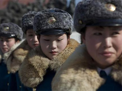 Các sĩ quan cảnh sát giao thông trước tượng của các nhà lãnh đạo quá cố Kim Il Sung và Kim Jong Il tại Bình Nhưỡng ngày 16/2