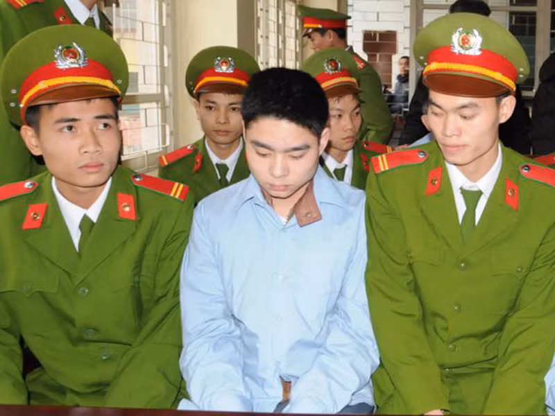 Lê Văn Luyện cúi đầu tại tòa sáng nay (10-1). Ảnh: Tuấn Nguyễn