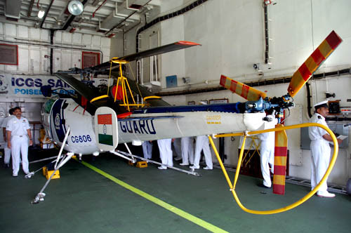 Tàu được trang bị một trực thăng Chetak