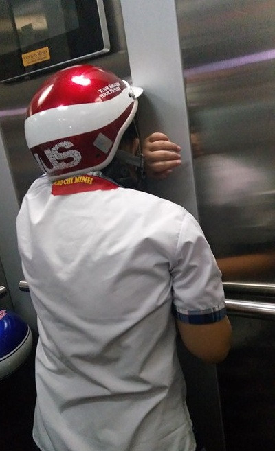 Băn khoăn hình ảnh cô học trò ngủ gục trong thang máy ảnh 1