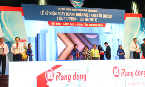 Sản phẩm giả da Rạng Đông được vinh danh nhân ngày Doanh nhân Việt Nam ảnh 1