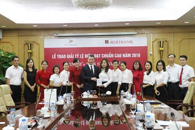 Agribank nhận giải thưởng Tỷ lệ điện đạt chuẩn cao năm 2016 ảnh 1