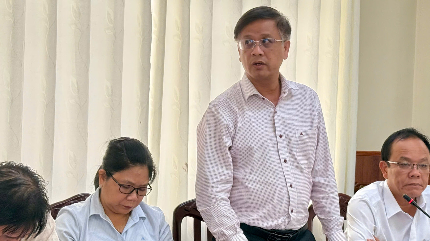 Ông Bảo Huân - Trưởng phòng quản lý doanh nghiệp, Chi cục Thuế khu vực XV (người đứng).