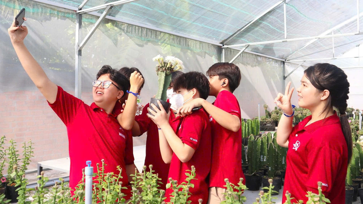 Vườn hoa xương rồng của anh Trung thu hút các em học sinh đến tham quan.