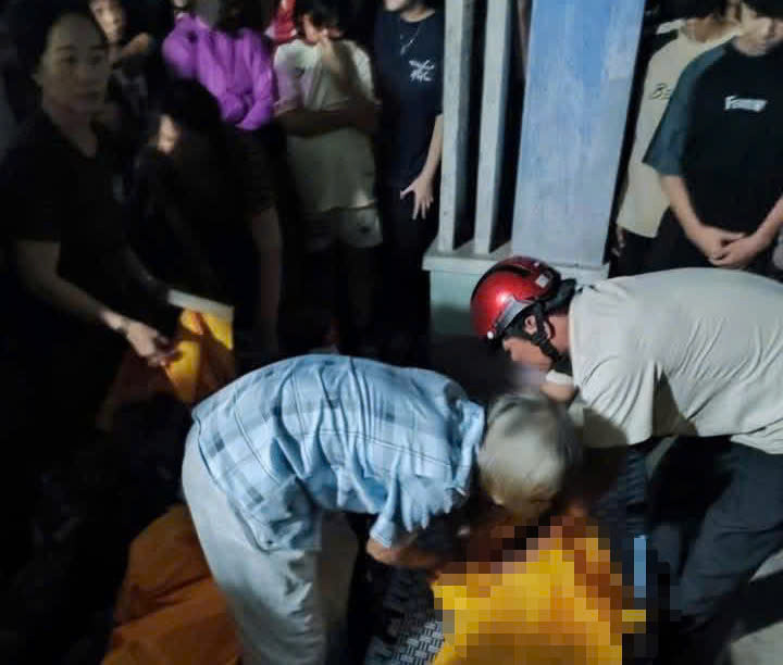 Gia đình đã đưa 2 em về nhà lo hậu sự. Gia đình đã đưa 2 em về nhà lo hậu sự.