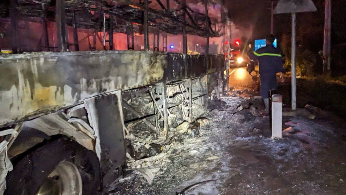 Chiếc xe cháy trơ khung. Ảnh: Anh Kiệt.