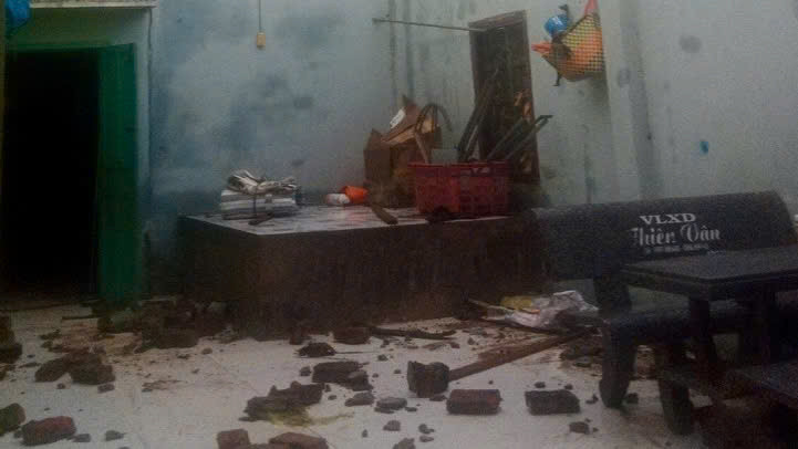 Tường đổ, mái tôn bị tốc, gạch rơi xuống nền nhà. Ảnh: Người dân cung cấp Tường đổ, mái tôn bị tốc, gạch rơi xuống nền nhà. Ảnh: Người dân cung cấp