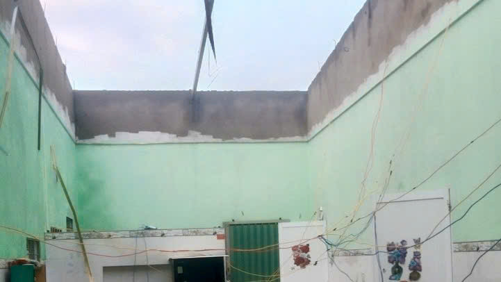 Căn nhà của một hộ dân bị tốc mái hoàn toàn. Ảnh: Người dân cung cấp Căn nhà của một hộ dân bị tốc mái hoàn toàn. Ảnh: Người dân cung cấp