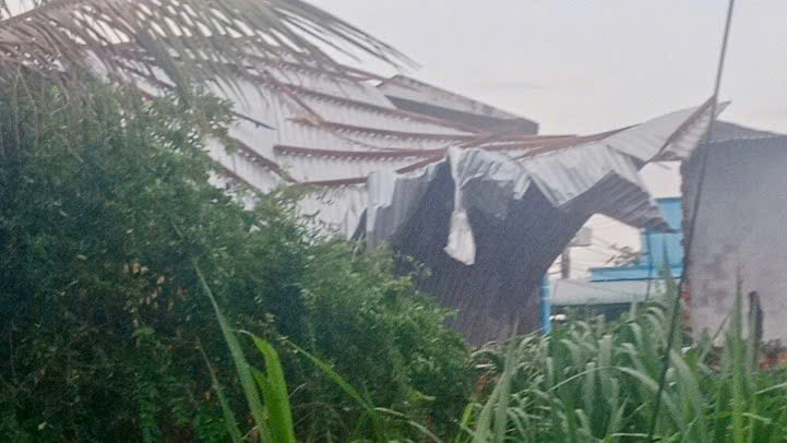 9 căn nhà bị hư hỏng sau trận mưa to, gió lốc. Ảnh: Người dân cung cấp 9 căn nhà bị hư hỏng sau trận mưa to, gió lốc. Ảnh: Người dân cung cấp