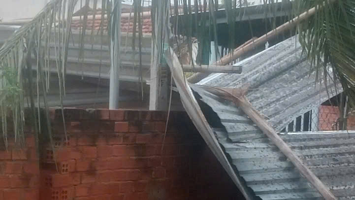 9 căn nhà bị hư hỏng sau trận mưa to, gió lốc. Ảnh: Người dân cung cấp 9 căn nhà bị hư hỏng sau trận mưa to, gió lốc. Ảnh: Người dân cung cấp
