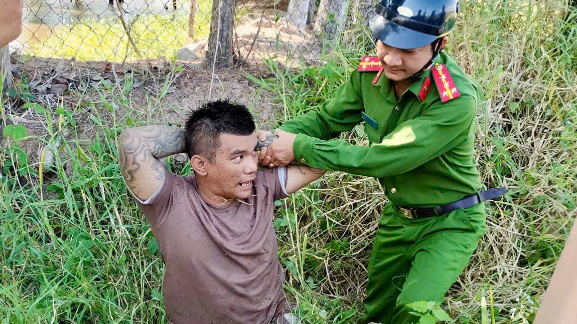 Đối tượng Lê Hữu Phát bị bắt khi trốn trong bụi cỏ. Ảnh: CACC.