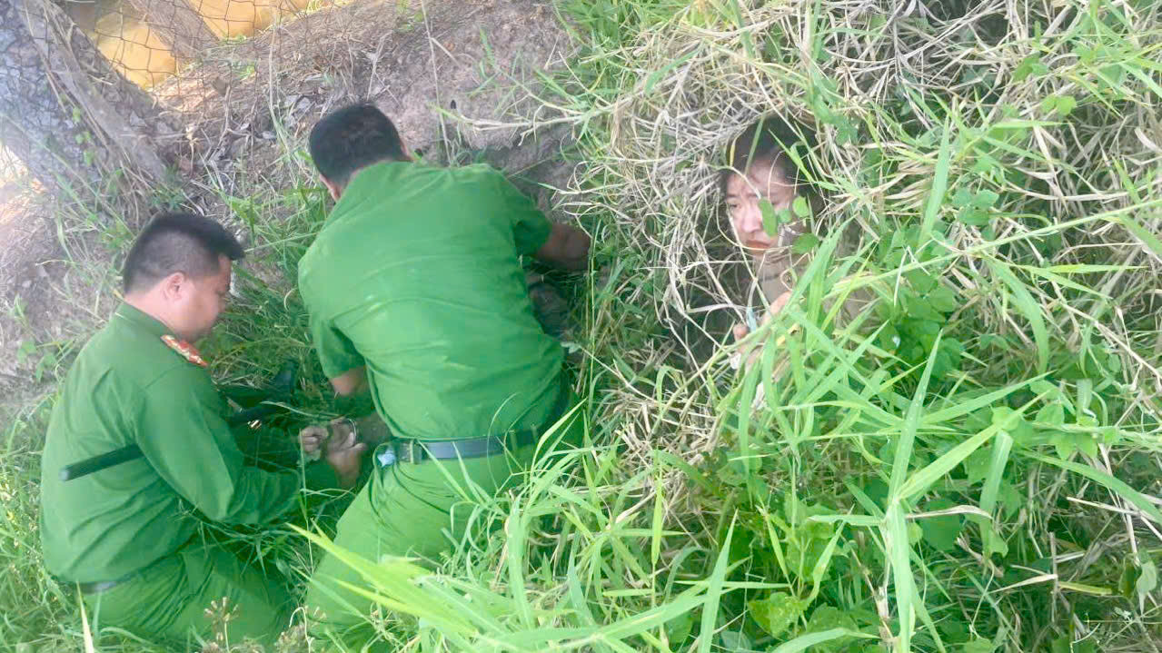 Hai đối tượng nhảy xuống hồ, chui vào bụi cỏ nhưng vẫn bị công an phát hiện. Ảnh: CACC.