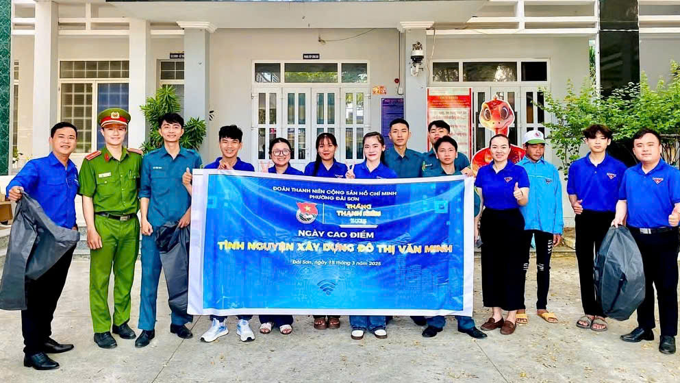 Đoàn viên, thanh niên phường Đài Sơn, thành phố Phan Rang - Tháp Chàm tham gia ngày cao điểm "Tình nguyện xây dựng đô thị thông minh".