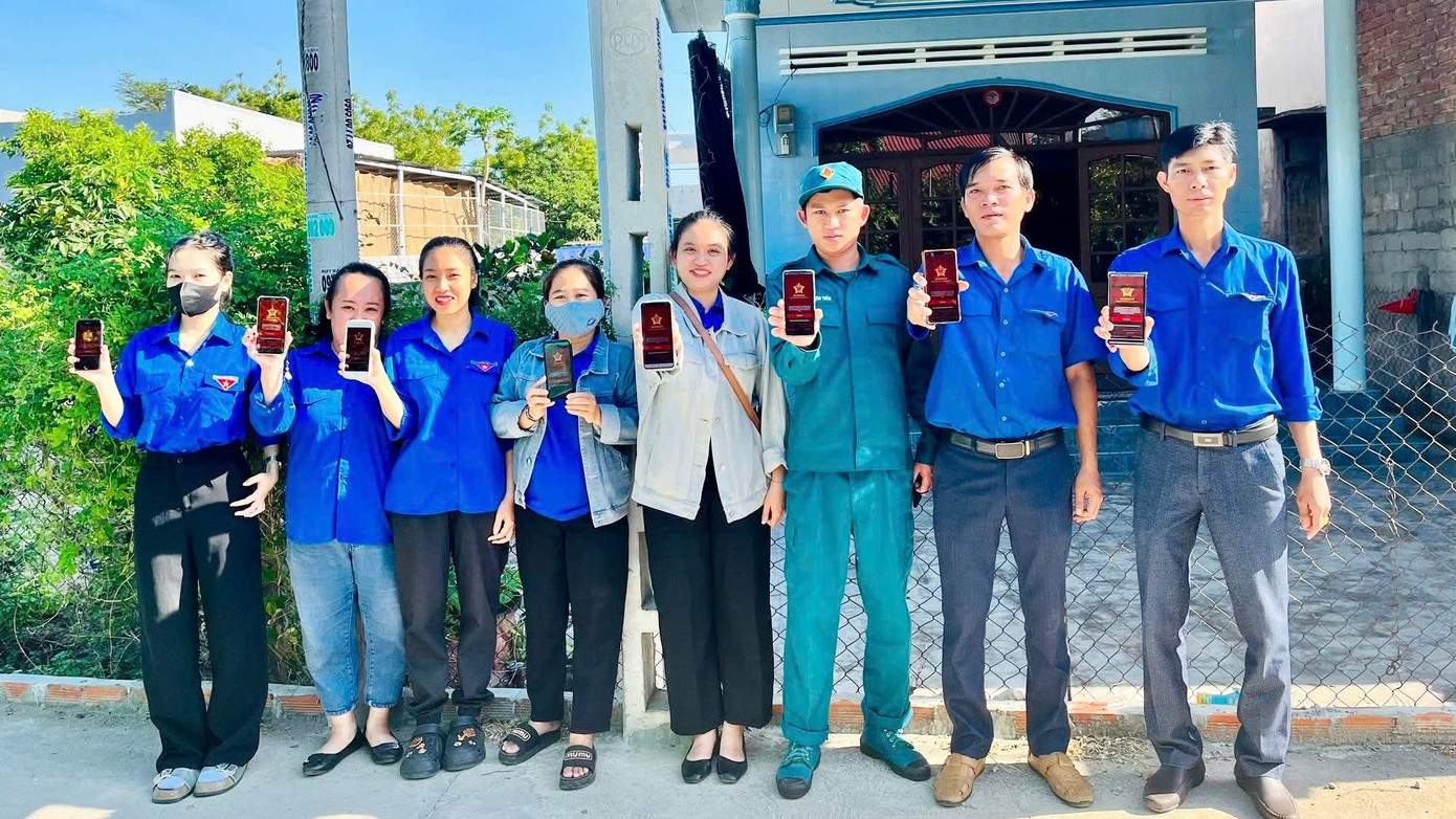 Đoàn viên, thanh niên tỉnh Ninh Thuận tham gia hướng dẫn tích hợp các giấy tờ trên ứng dụng VNeID