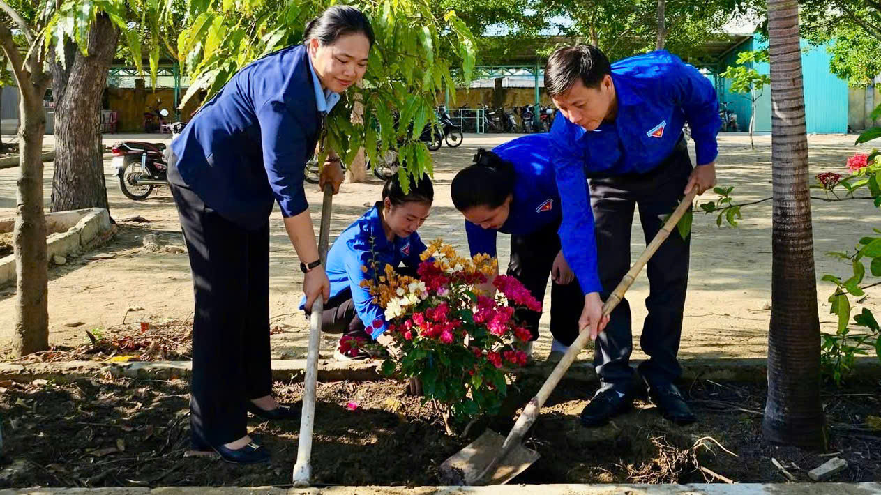 Đoàn viên tham gia trồng hơn 250 cây xanh.