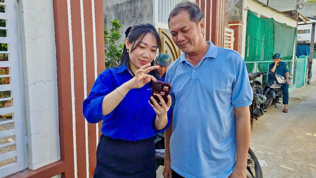 Đến tận nhà hướng dẫn người dân sử dụng VNeID.