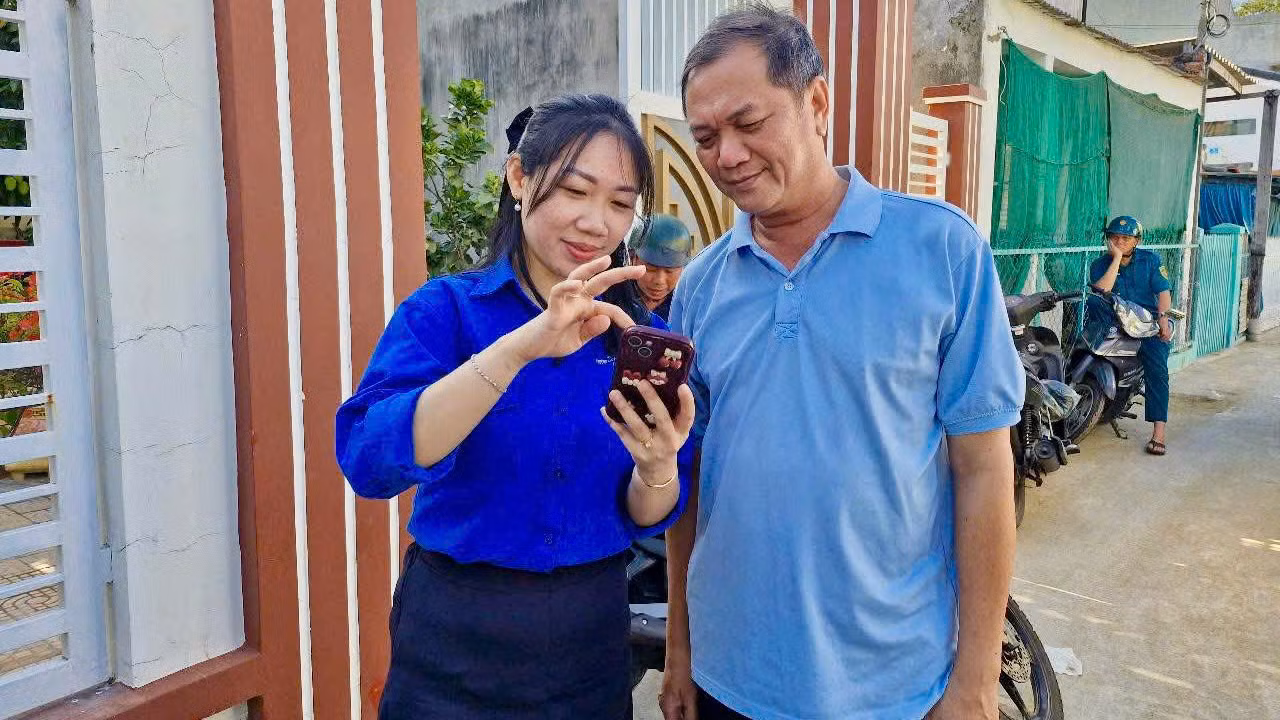 Đến tận nhà hướng dẫn người dân sử dụng VNeID.