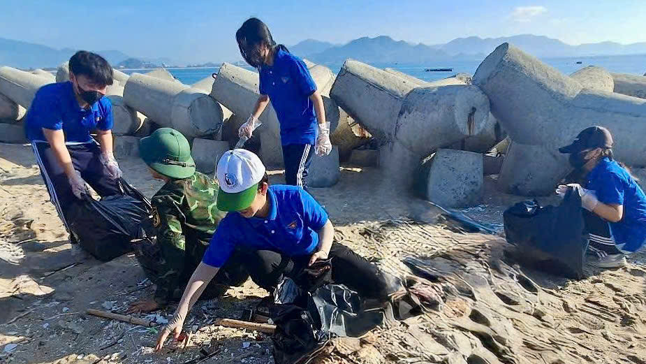 Tham gia nhặt rác, dọn dẹp bãi biển.