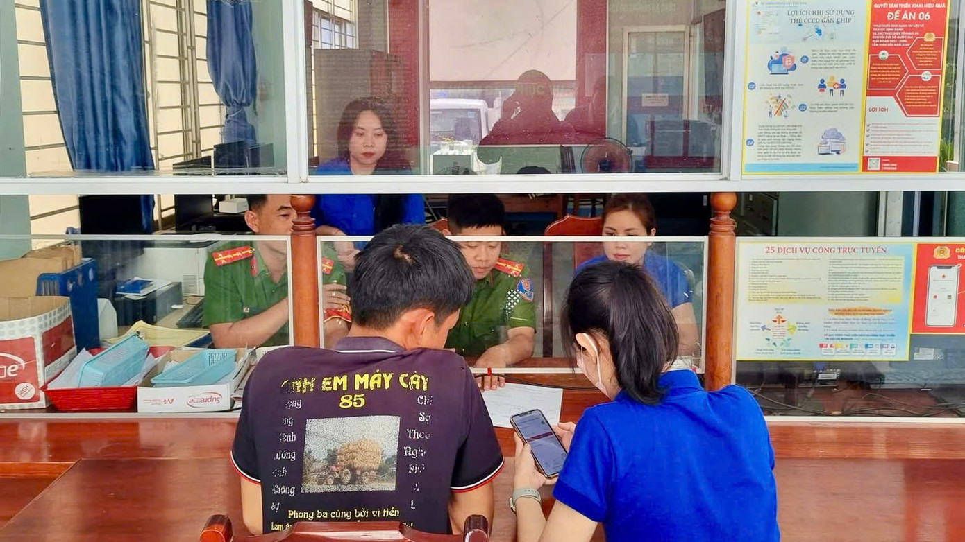 Hỗ trợ sử dụng dịch vụ công trực tuyến cho người dân.