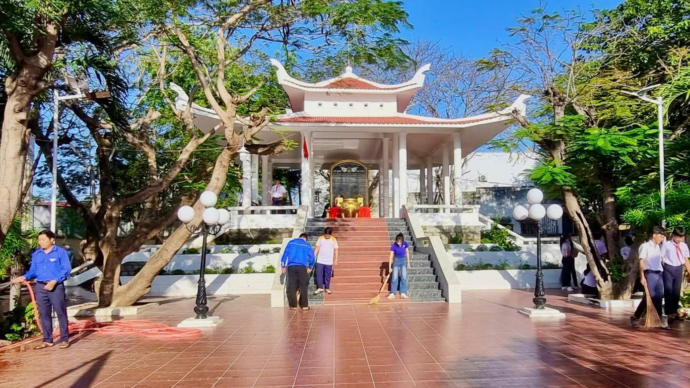 Đoàn viên, thanh niên dọn dẹp vệ sinh tại bia tưởng niệm liệt sĩ.