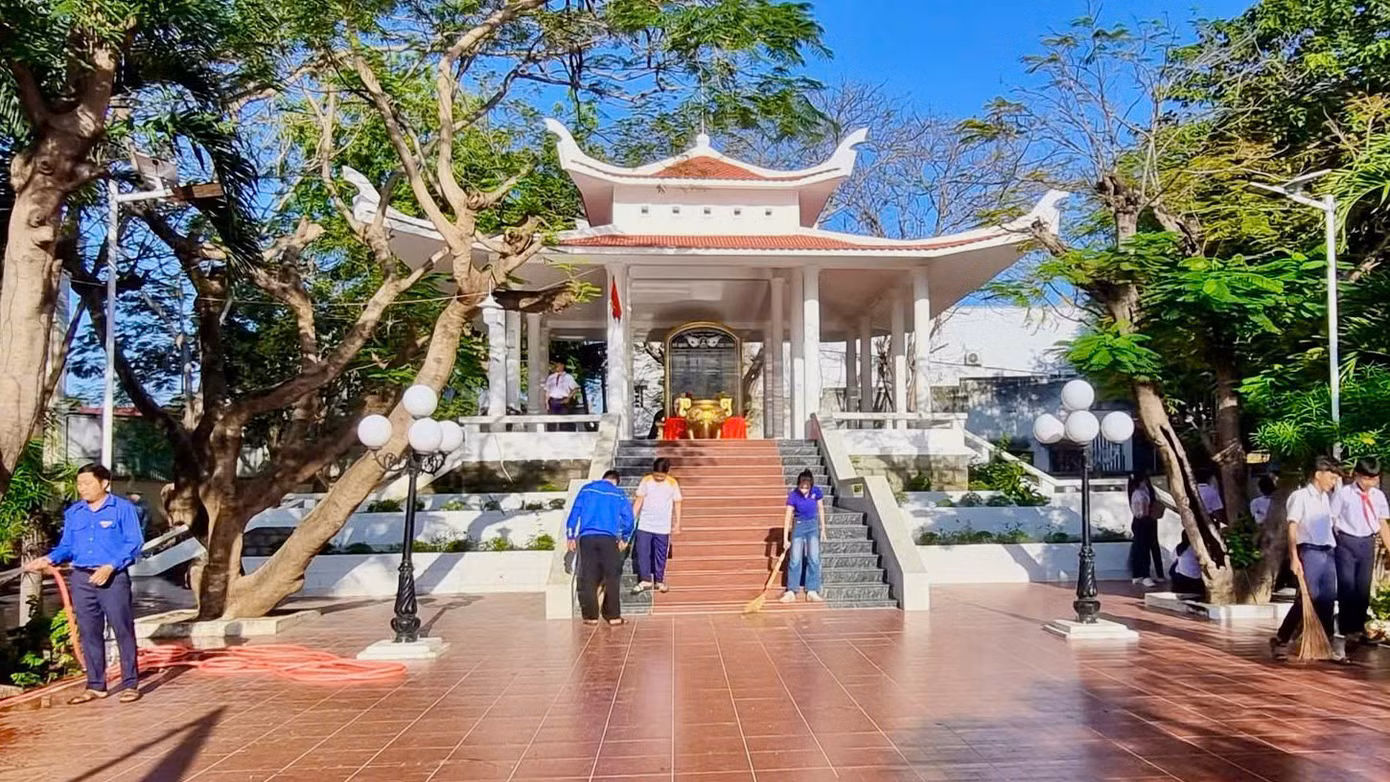 Đoàn viên, thanh niên dọn dẹp vệ sinh tại bia tưởng niệm liệt sĩ.