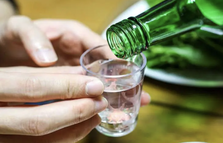 8 du khách mang theo rượu Sơri uống và bị ngộ độc 8 du khách mang theo rượu Sơri uống và bị ngộ độc