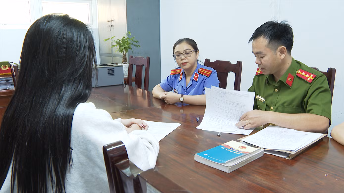 Cơ quan Cảnh sát điều tra Công an tỉnh và đại diện Viện kiểm sát nhân dân tỉnh Ninh Thuận làm việc với đối tượng. Ảnh: CACC.