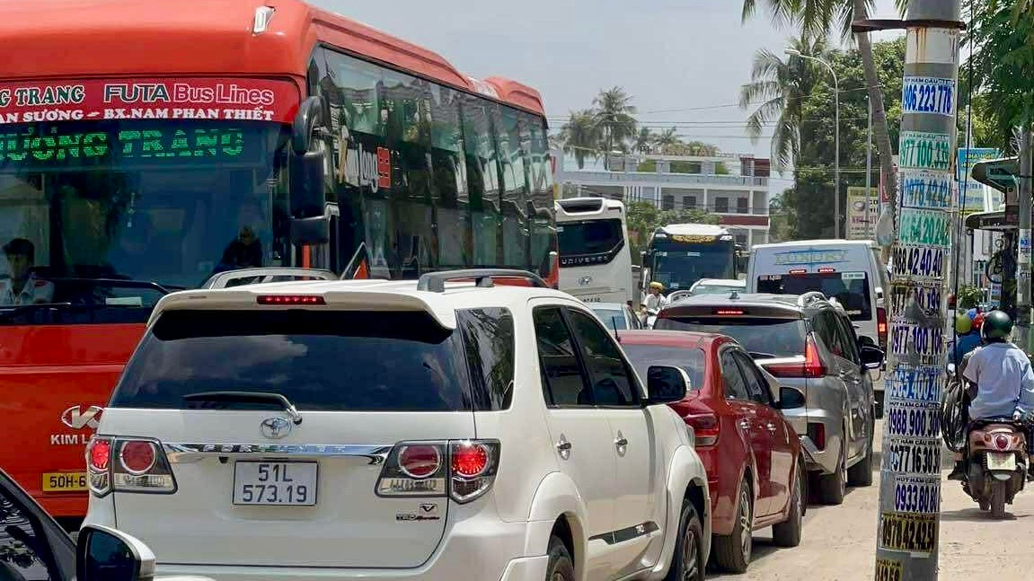 Đoạn từ chợ Hàm Tiến đến khu vực Suối Tiên các xe ùn tắc, di chuyển chậm