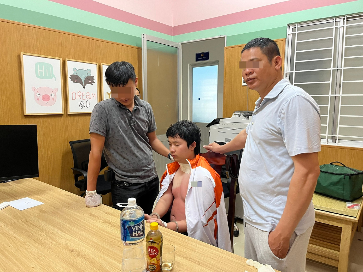 Đặng Võ Duy Tuấn (ngồi) tại cơ quan công an. Ảnh: CACC.