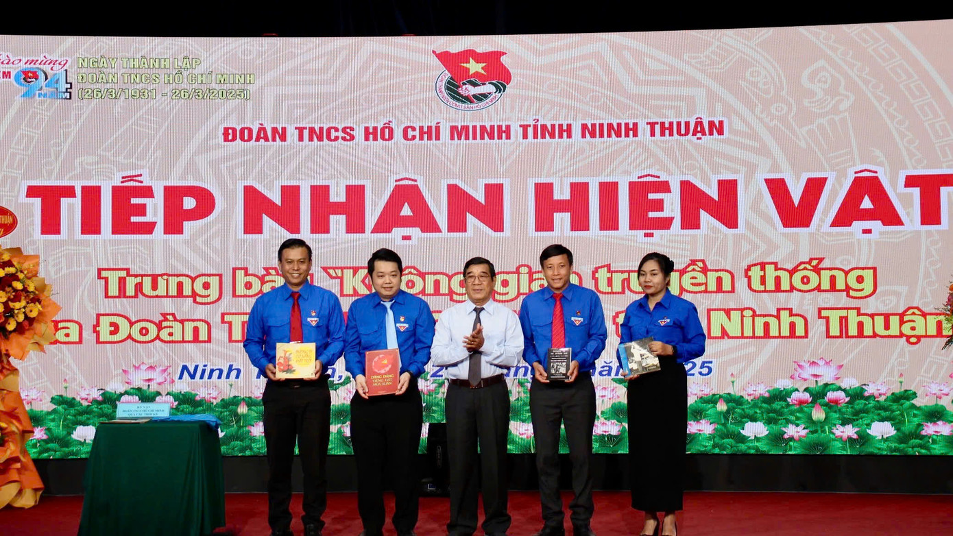 Tiếp nhận hiện vật trưng bày tại “Không gian truyền thống của Đoàn TNCS Hồ Chí Minh tỉnh Ninh Thuận”.