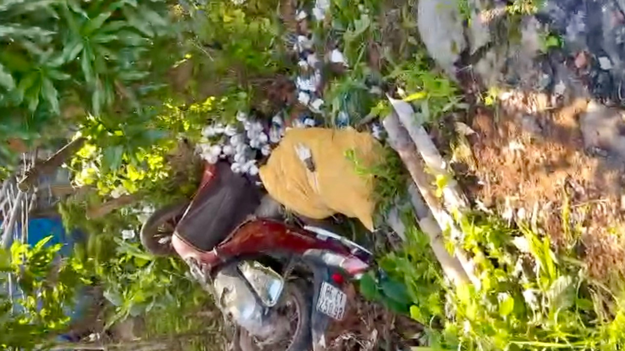 Khi bị truy đuổi trộm vứt lại xe máy cùng bóng đèn ven đường. Ảnh: Người dân cung cấp.