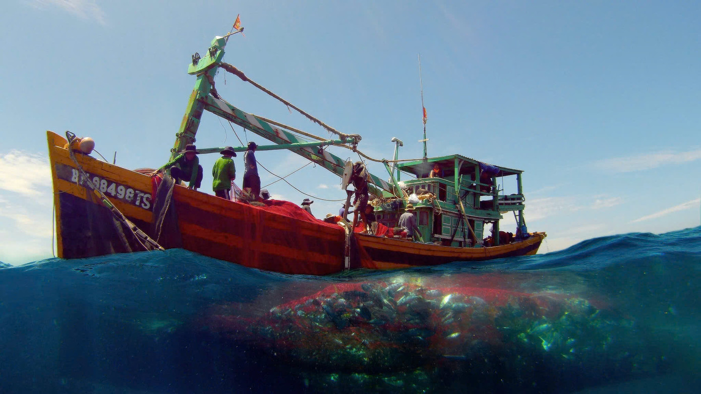 Sau khi tiếp nhiên liệu, các tàu cá ra khơi đánh bắt. Vào mùa này biển êm nên một chuyến biển có thể kéo dài cả tháng. Ảnh : Hữu Tuấn.