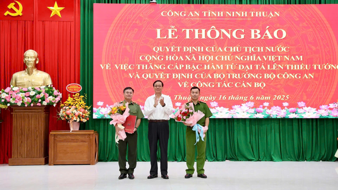 Bí thư Tỉnh ủy Ninh Thuận - Nguyễn Đức Thanh - tặng hoa chúc mừng thiếu tướng Huỳnh Tấn Hạnh nhận nhiệm vụ mới. Ảnh: Công an Ninh Thuận.