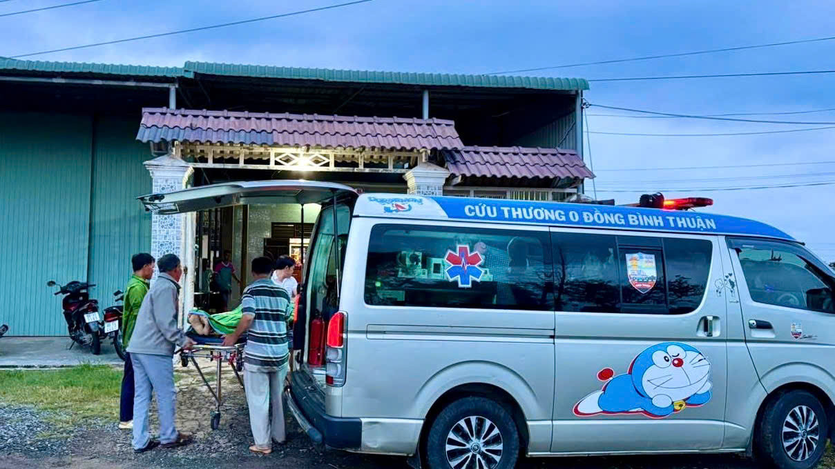 Thi thể nạn nhân được xe cứu thương 0 đồng Bình Thuận đưa về quê nhà để lo hậu sự. Thi thể nạn nhân được xe cứu thương 0 đồng Bình Thuận đưa về quê nhà để lo hậu sự.