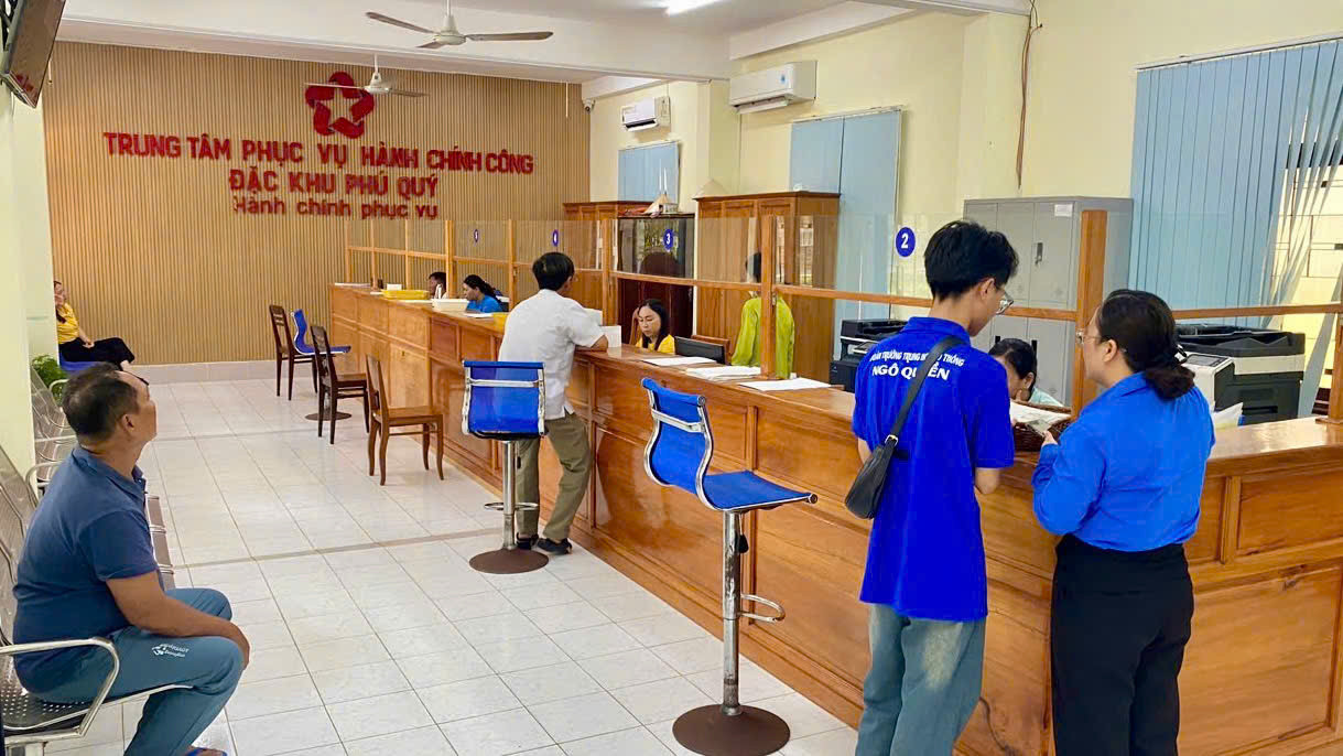 Từ sáng sớm, các đoàn viên, thanh niên của đặc khu Phú Quý đã có mặt tại trung tâm hành chính công để hỗ trợ người dân làm các thủ tục hành chính.
