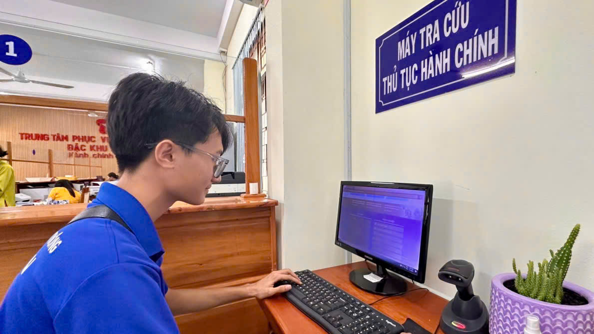 Trong sáng nay các đoàn viên thanh niên đã hỗ trợ nhiều người dân từ việc điền biểu mẫu, nộp hồ sơ trực tuyến đến giải đáp các thắc mắc liên quan đến thủ tục hành chính. Giúp người dân hiểu rõ hơn về quy trình làm việc của chính quyền địa phương, đồng thời tiếp nhận và phản ánh các ý kiến đóng góp nhằm nâng cao chất lượng phục vụ.