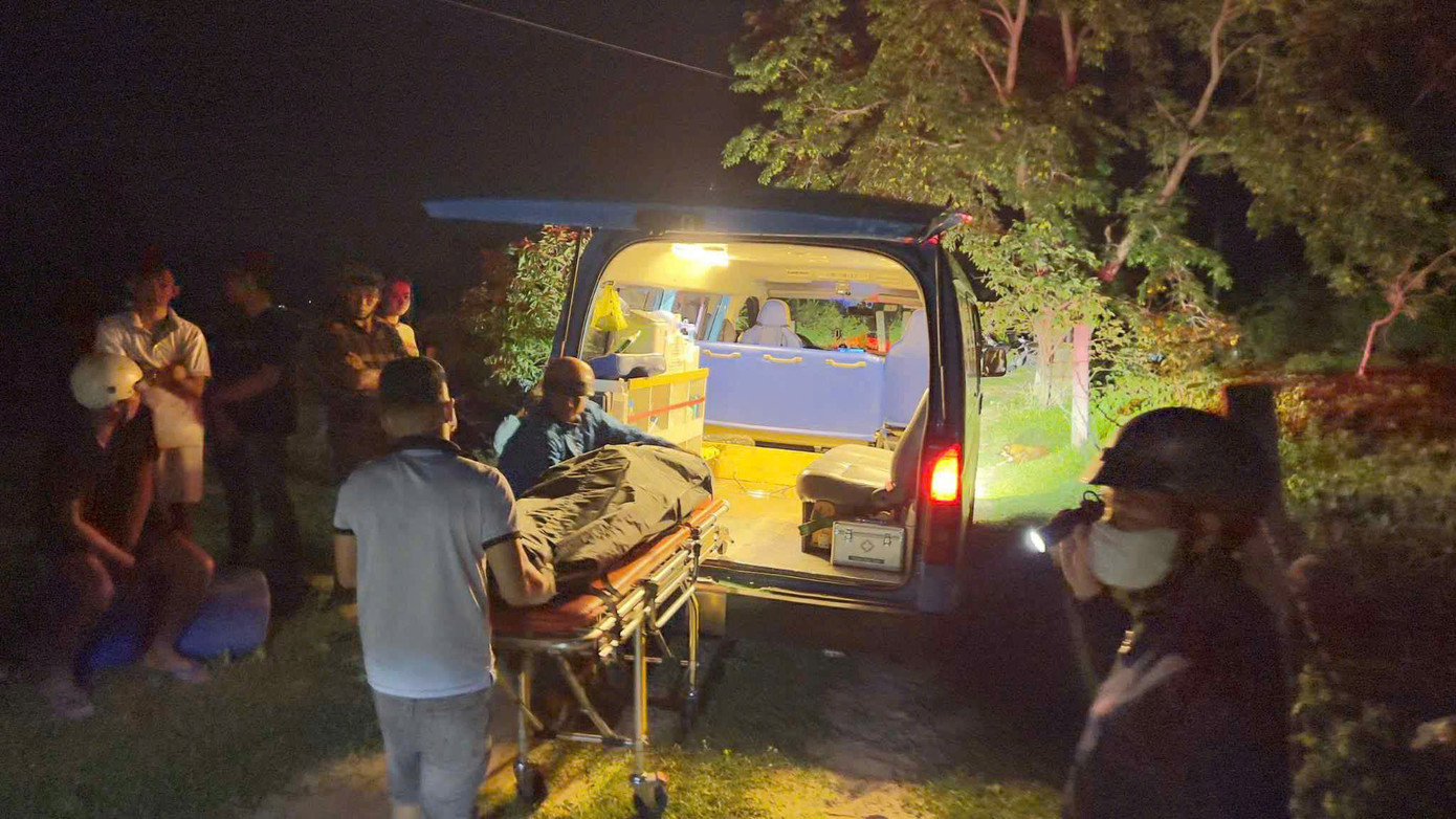 Thi thể nạn nhân được đưa về nhà lo mai táng. Ảnh: Cứu thương 0 đồng Phan Thiết - Bình Thuận.