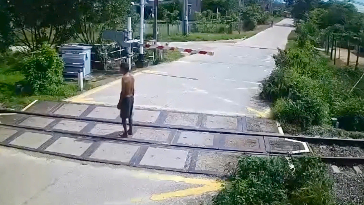 Người đàn ông đứng giữa đường sắt. Người đàn ông đứng giữa đường sắt.