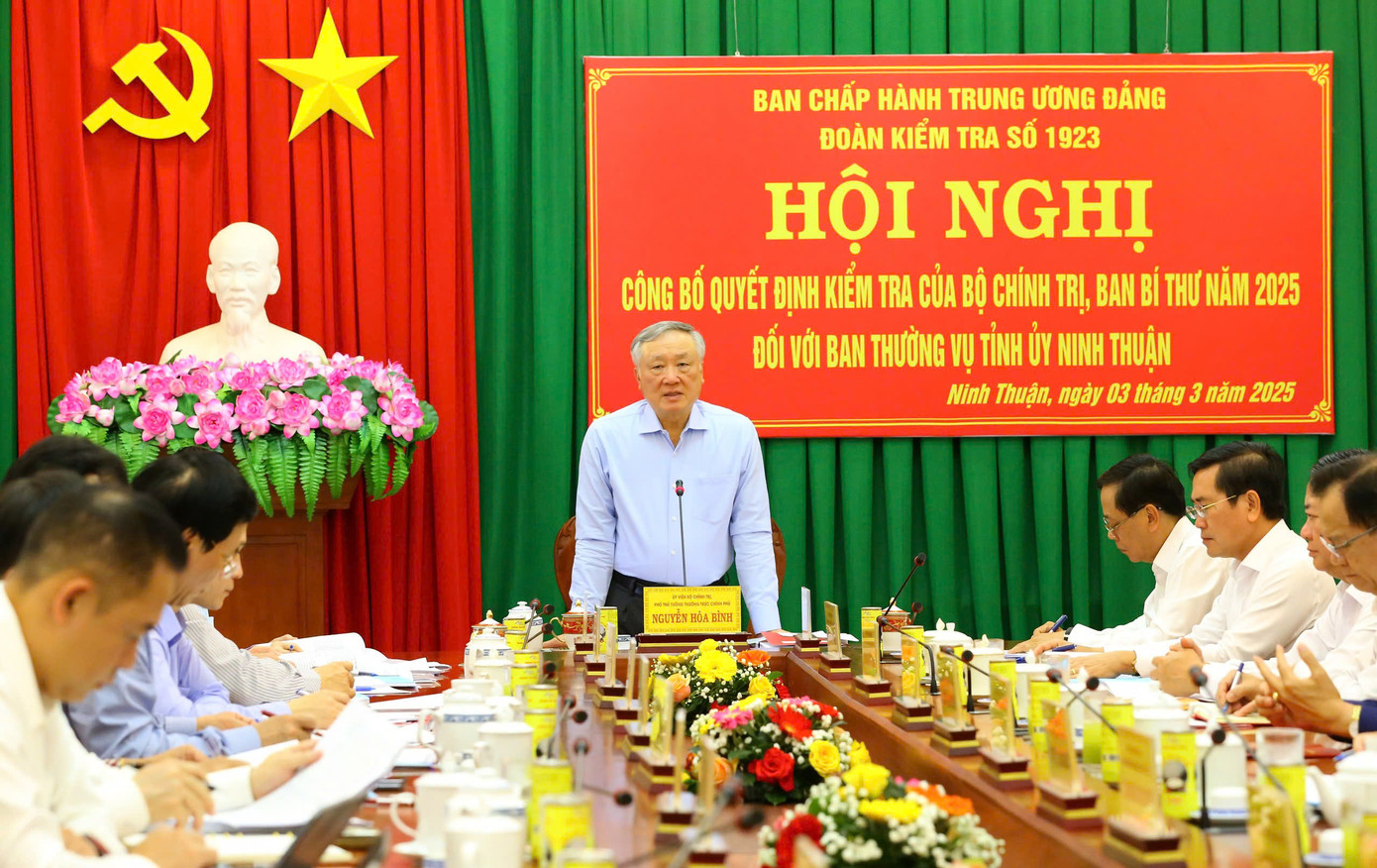 Ông Nguyễn Hòa Bình - Ủy viên Bộ Chính trị, Phó Thủ tướng Thường trực Chính phủ, Trưởng Đoàn kiểm tra số 1923 của Bộ Chính trị, chủ trì hội nghị. Ông Nguyễn Hòa Bình - Ủy viên Bộ Chính trị, Phó Thủ tướng Thường trực Chính phủ, Trưởng Đoàn kiểm tra số 1923 của Bộ Chính trị, chủ trì hội nghị.