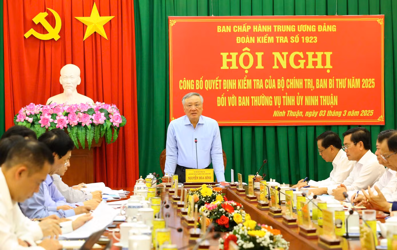 Ông Nguyễn Hòa Bình - Ủy viên Bộ Chính trị, Phó Thủ tướng Thường trực Chính phủ, Trưởng Đoàn kiểm tra số 1923 của Bộ Chính trị, chủ trì hội nghị. Ông Nguyễn Hòa Bình - Ủy viên Bộ Chính trị, Phó Thủ tướng Thường trực Chính phủ, Trưởng Đoàn kiểm tra số 1923 của Bộ Chính trị, chủ trì hội nghị.