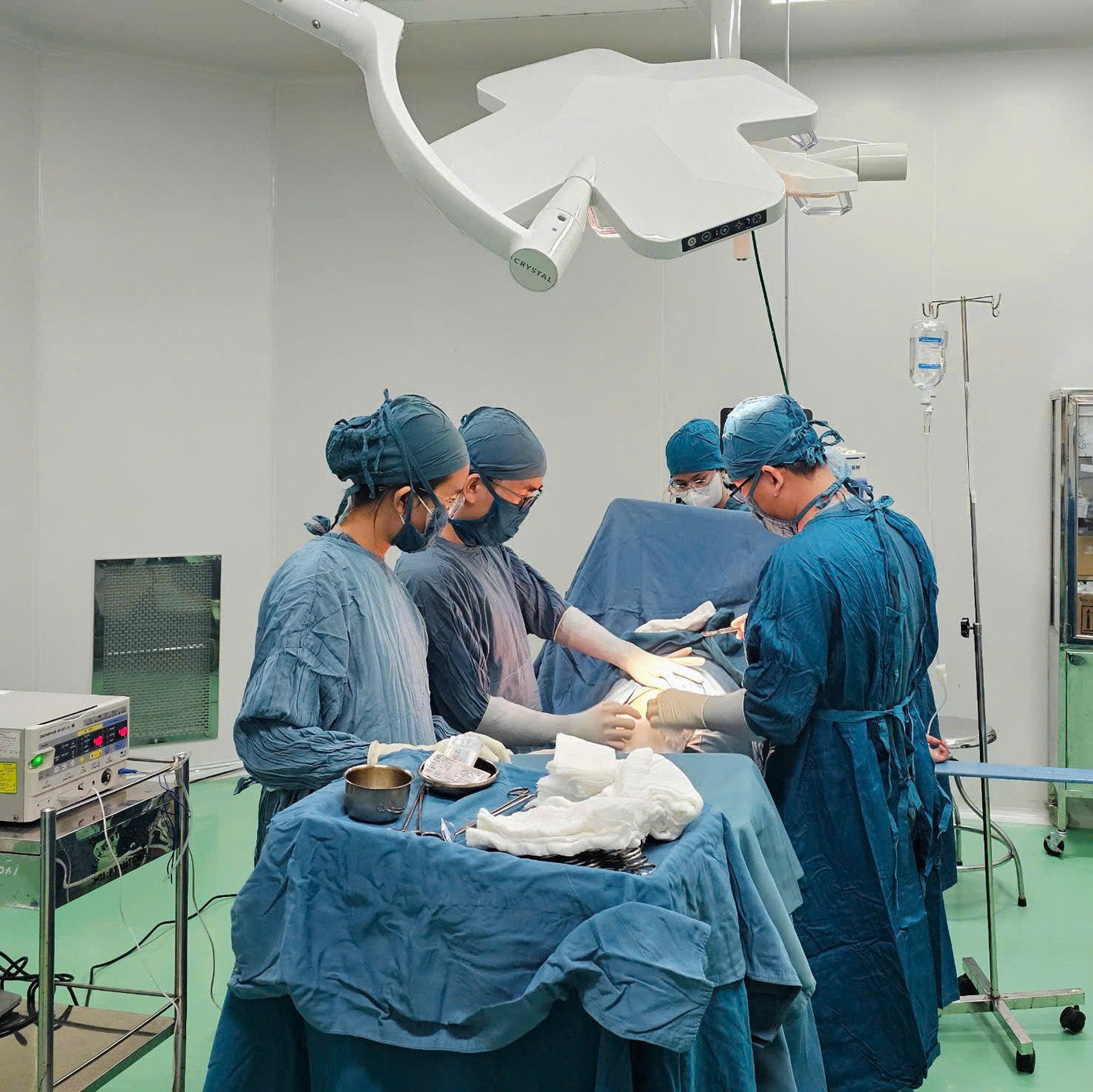 Các bác sĩ Bệnh viện Đa khoa tỉnh Ninh Thuận cấp cứu sản phụ