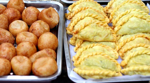  Bánh rán và bánh gối cũng là hai món không thể thiếu trong bản đồ ẩm thực của người mê ăn vặt được