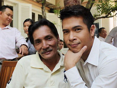 Trương Thế Vinh (phải) và diễn viên Thương Tín trong ngày đầu quay phim. Ảnh: Thoại Hà. Trương Thế Vinh (phải) và diễn viên Thương Tín trong ngày đầu quay phim. Ảnh: Thoại Hà