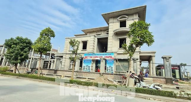 Đến năm 2015, dự án được UBND TP Hà Hà Nội phê duyệt điều chỉnh cục bộ quy hoạch chi tiết 1/500 với quy mô diện tích khoảng 54ha bao gồm trên 600 ngôi biệt thự, nhà vườn... Hiện bên trong dự án có hàng trăm căn biệt thự, nhà vườn đã hoàn thiện phần thô để không chưa có người về ở. Đến năm 2015, dự án được UBND TP Hà Hà Nội phê duyệt điều chỉnh cục bộ quy hoạch chi tiết 1/500 với quy mô diện tích khoảng 54ha bao gồm trên 600 ngôi biệt thự, nhà vườn... Hiện bên trong dự án có hàng trăm căn biệt thự, nhà vườn đã hoàn thiện phần thô để không chưa có người về ở.