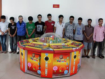 Một vụ đánh bạc bằng máy Sư tử bị công an Hà Nội triệt phá tháng 10 năm ngoái. Một vụ đánh bạc bằng máy Sư tử bị công an Hà Nội triệt phá tháng 10 năm ngoái