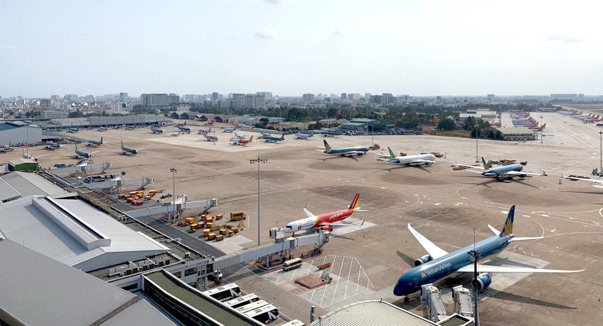 Vị trí đỗ máy bay được bố trí dọc 2 bên đường lăn tại sân bay Tân Sơn Nhất, khiến đường lăn thành "độc đạo", chỉ phục vụ được 1 chuyến bay đi hoặc đến, làm gia tăng tình trạng chậm chuyến bay tại sân bay này (Ảnh: PT).