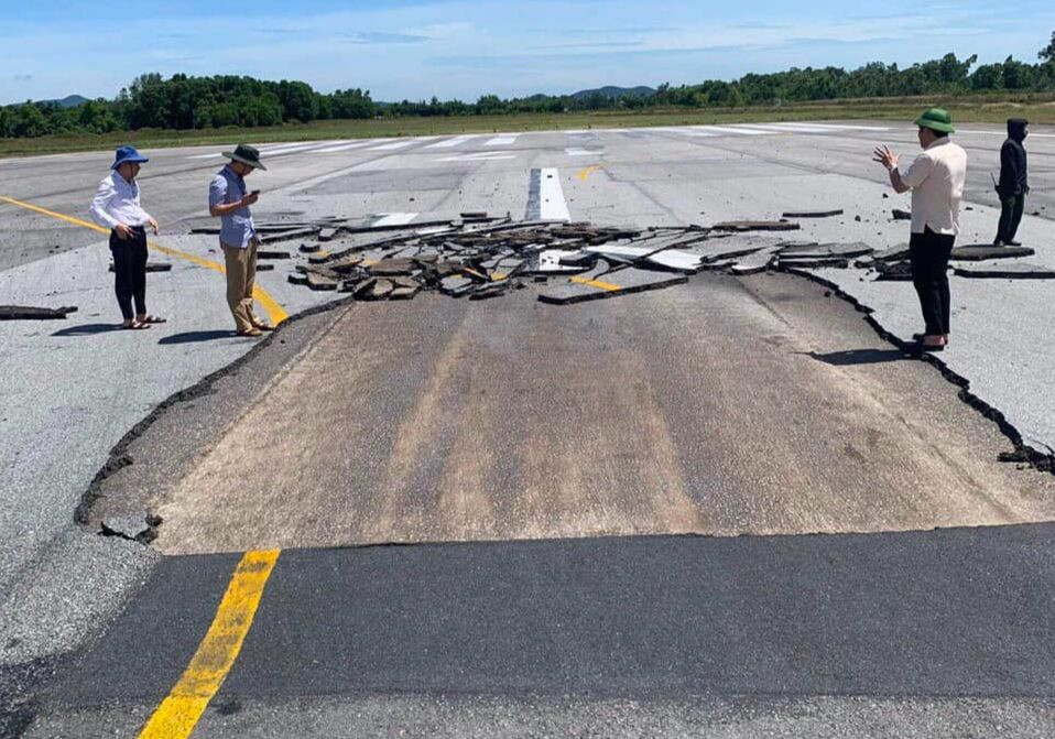 Mặt đường băng sân bay Vinh bị vỡ hồi tháng 7 vừa qua rộng tới gần 42 m2.