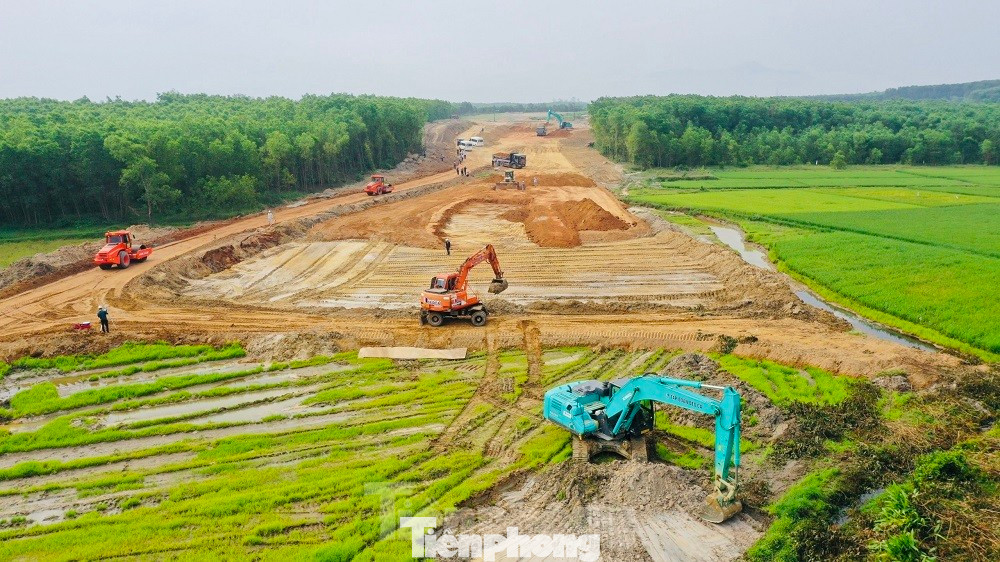 Thi công dự án thành phần cao tốc Quảng Ngãi - Hoài Nhơn thuộc cao tốc Bắc - Nam giai đoạn 2 (Ảnh: Ngọc Văn).