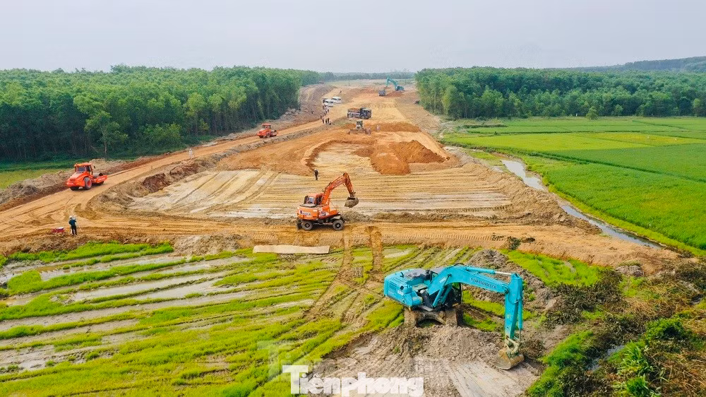 Thi công dự án thành phần cao tốc Quảng Ngãi - Hoài Nhơn thuộc cao tốc Bắc - Nam giai đoạn 2 (Ảnh: Ngọc Văn).