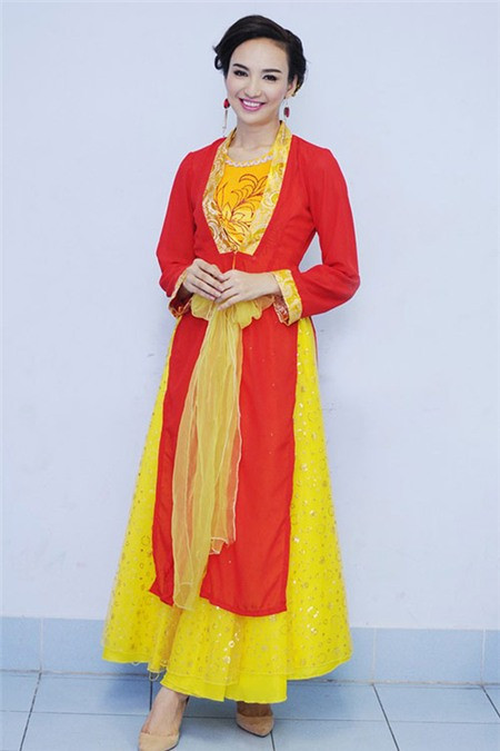 Hoa hậu Du lịch Việt Nam 2008 Ngọc Diễm xinh đẹp và trẻ trung với áo tứ thân truyền thống